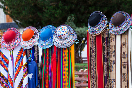 秘鲁市场中美丽的围巾和帽子图片