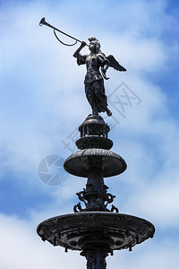 秘鲁利马历史喷泉上的雕塑图片