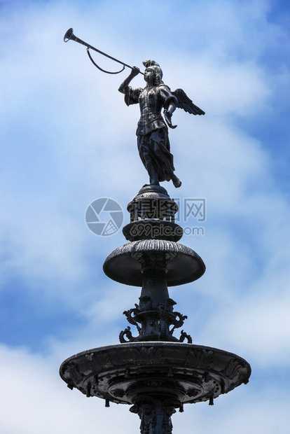 秘鲁利马历史喷泉上的雕塑图片