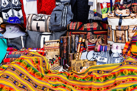 市场上的秘鲁纪念品和袋图片