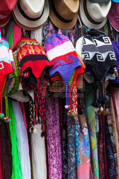 秘鲁市场中的帽子和围巾图片
