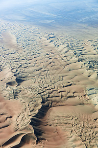 飞机在沙漠上空飞行图片