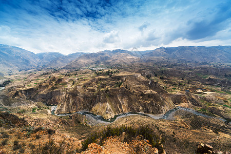 阳光明媚的天气中梯田山地和河流图片