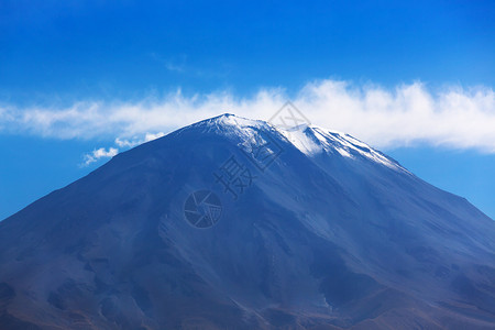 天空背景的休眠火山高清图片