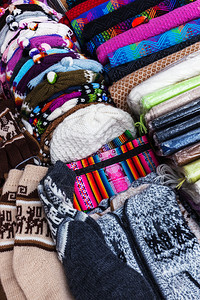 街头市场上的墨西哥帽子和袜图片