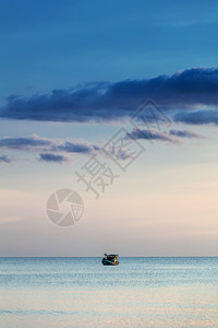 日落时在海中捕鱼的渔船图片