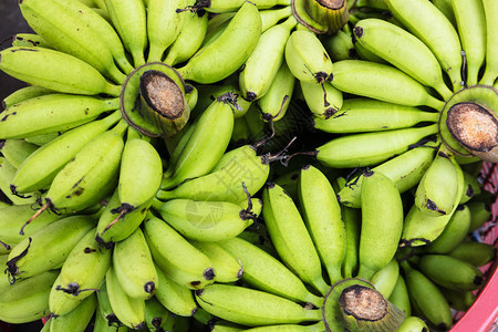 街头市场中成熟的绿香蕉图片