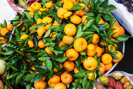 街头市场上的熟橘子图片