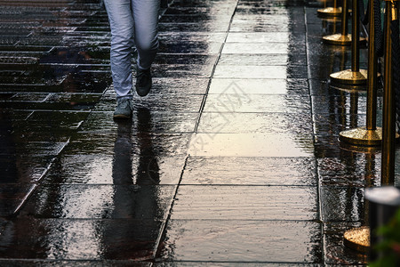在城市的雨中行走图片