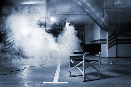 以烟雾为背景的制片室导演椅子图片