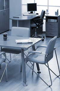 现代和美丽办公室会议桌图片