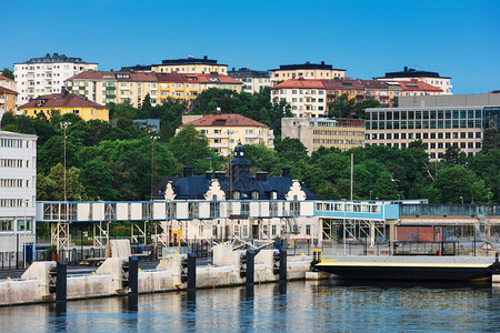 瑞典阳光明媚的一天在斯德哥尔摩港的图片