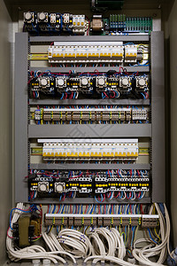 电力分配箱中的彩色电线图片