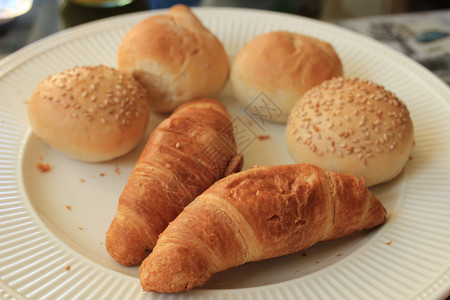 早餐桌上新鲜小面包的组合图片