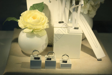 珠宝店展示的钻石订婚戒指和其他珠宝首饰图片