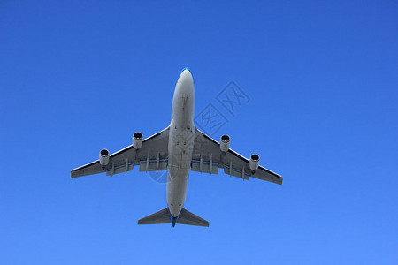 一架中型飞机在空中飞过图片