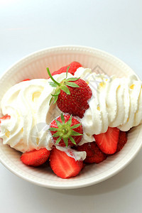 健康夏日甜点配有新鲜草莓和奶油图片