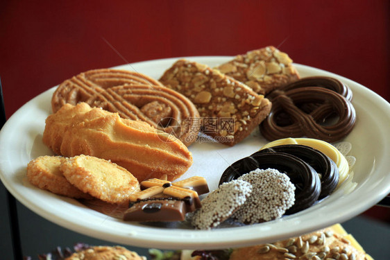 美味巧克力和饼干在婚礼自助餐上盘图片