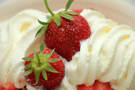 健康夏日甜点配有新鲜草莓和奶油图片