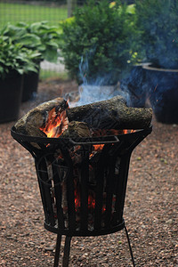 室外铁火炉和烧柴木图片