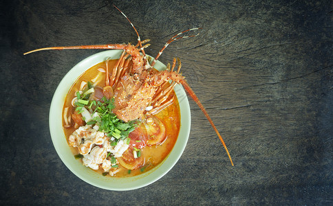 TomYumGoong的顶端景色泰国辣汤在木质背景的碗里图片