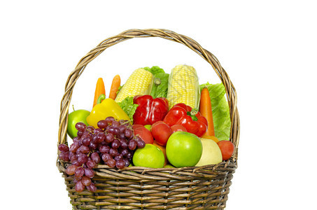 白色背景上柳条篮子里的新鲜蔬菜和水果柳条筐蔬菜水果图片