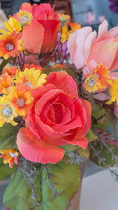 塑料花束的多彩色焦点柔软塑料花的多彩色图片