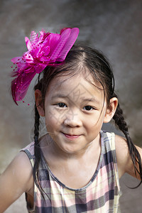 粉红弓的亚裔小女孩肖像亚裔小女孩的肖像图片