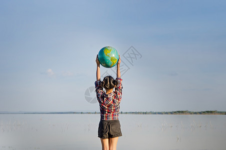 Asian女孩手持自然界的球概念拯救世界女孩手持球图片