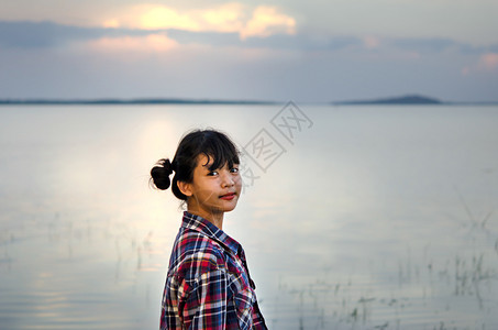 一位美丽的年轻亚洲女孩肖像她对着镜头微笑光亮的美丽年轻亚洲女孩图片