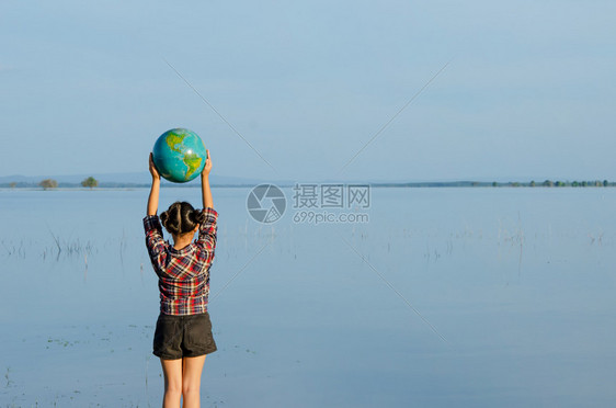 Asian女孩手持自然界的球概念拯救世界女孩手持球图片