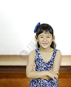 白背景的亚裔小女孩肖像亚裔小女孩肖像图片