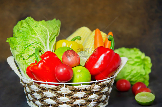 新鲜蔬菜和水果放在木质背景上的柳条篮子里柳条筐蔬菜水果图片