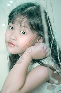 年轻可爱的亚洲小女孩肖像图片