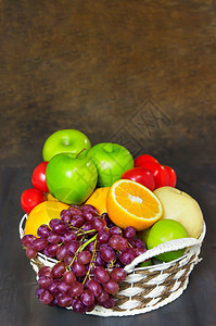 新鲜蔬菜和水果放在木质背景上的柳条篮子里柳条筐蔬菜水果图片