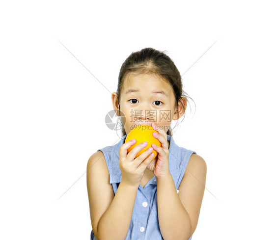 白色背景的新鲜橙子亚裔女孩新鲜橙子图片