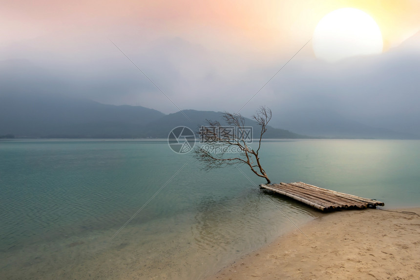 树木和竹筏与平静的海面反映了明亮的天空像镜子一样面色背景海高清图片下载 正版图片 摄图网 树木和竹筏与平静的海面反映了明亮的天空像镜子一样面色背景海高清图片下载 正版图片 摄图网