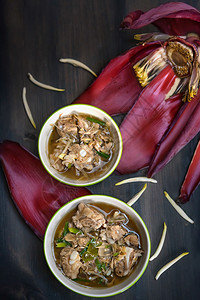 猪肉和香蕉花汤泰国式食品猪肉和香蕉花辣汤图片