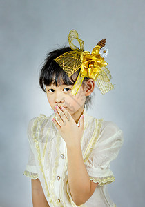 有着金花的亚洲小女孩肖像图片