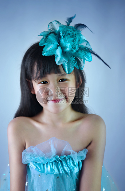 穿绿衣服的亚洲小女孩肖像图片