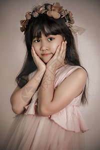 可爱的亚洲小女孩头上戴着花圈的朵画上亚洲小女孩的肖像图片
