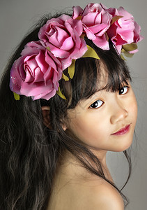 可爱的亚洲小女孩头上戴着花圈的朵画上亚洲小女孩的肖像图片