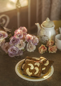 一块巧克力腰果蛋糕盘子在木制桌边巧克力坚果蛋糕图片