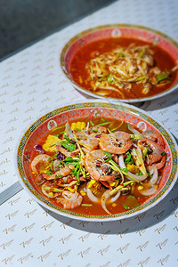 辣沙拉虾和混合蔬菜亚洲食品图片