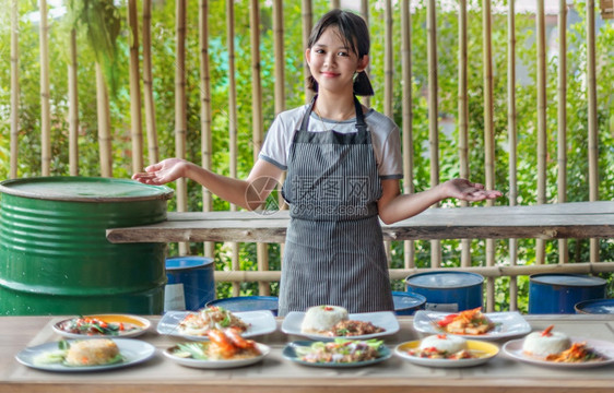 满的亚洲食物准备吃满的亚洲食物图片