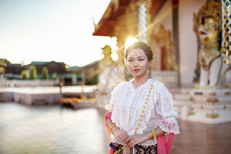 传统亚洲服装中的美女肖像传统亚洲服装中的妇女图片