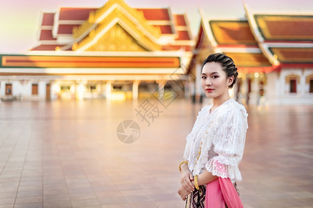 传统亚洲服装中的美女肖像传统亚洲服装中的妇女图片