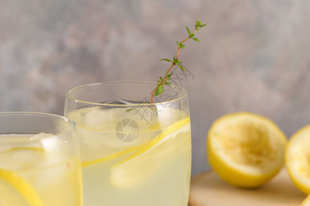 冷柠檬水或含迷迭香的酒精鸡尾图片