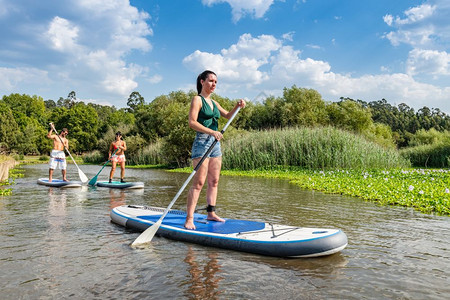 男人和女在湖边站着划船在湖边站着暑假期间的男女游客图片
