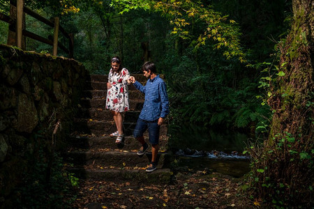 年轻夫妇在河流附近的自然双恋风景中享受孕期图片